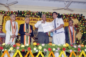 Student received Mamraj Agarwal Rashrtiya Puraskar at Raj Bhavan